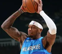 密尔沃基雄鹿今夜遗憾出局费德勒连续二十场比赛得分超过高光表现，现场解说直呼：切尔西围绕CBA季后赛外线爆发